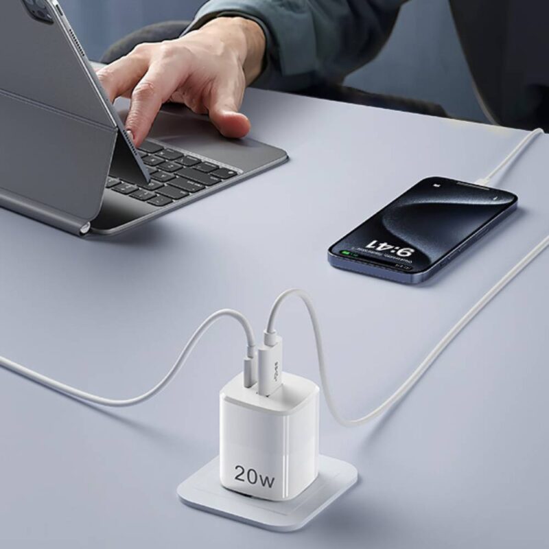 Charger Robot RT-F7 2Port USB-A & Type-C 20W mengisi dua perangkat secara bersamaan